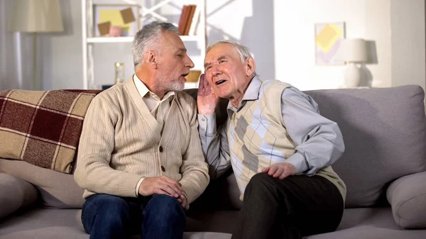 Viejo Hablando Con Amigo Sordo Sentado Sofá Casa Enfermedad Auditiva —  Fotos de Stock