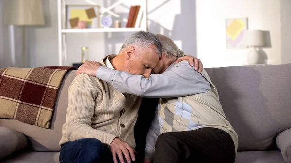 Amigos Varones Ancianos Trastornados Abrazándose Casa Soporte Del Problema Crisis —  Fotos de Stock