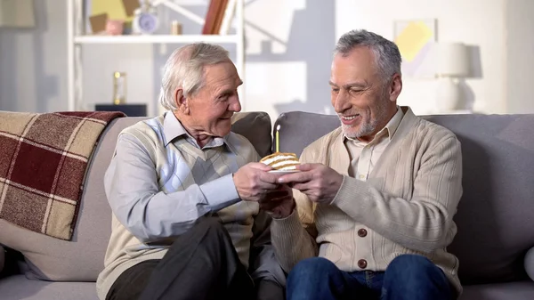 Hombre Anciano Presentando Pastel Cumpleaños Con Vela Amigo Sonriente Aniversario — Foto de Stock