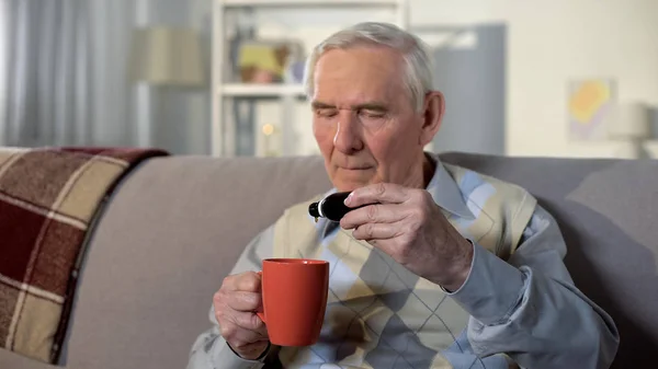 Starší Samec Který Kape Lékařskou Tekutinu Šálku Vody Zdravotní Péče — Stock fotografie