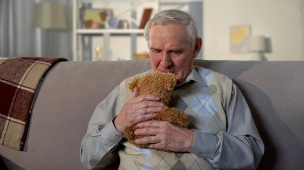 Llorando Anciano Abrazando Oso Peluche Nietos Desaparecidos Apoyo Familiar — Foto de Stock