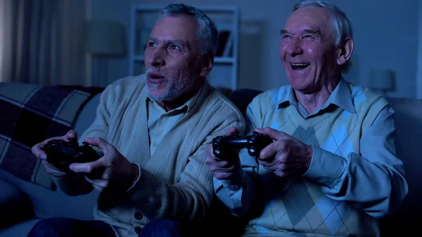 Ενθουσιασμένοι Συνταξιούχοι Άνδρες Παίζοντας Βιντεοπαιχνίδια Νύχτα Μαζί Σύνδεση Φιλίας — Φωτογραφία Αρχείου