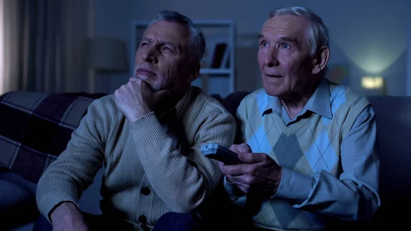 Пожилые Мужчины Сидят Диване Дома Переключения Каналов Вечерний Отдых — стоковое фото