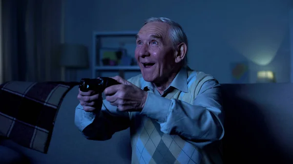 Bardzo Szczęśliwy Starszy Mężczyzna Trzyma Joystick Obchodzi Zwycięstwo Gry Wideo — Zdjęcie stockowe