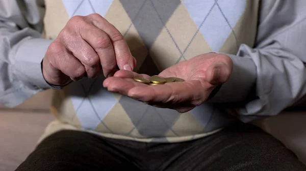 Hombre Mayor Contando Monedas Palma Abierta Beneficio Jubilación Bajo Pobreza — Foto de Stock