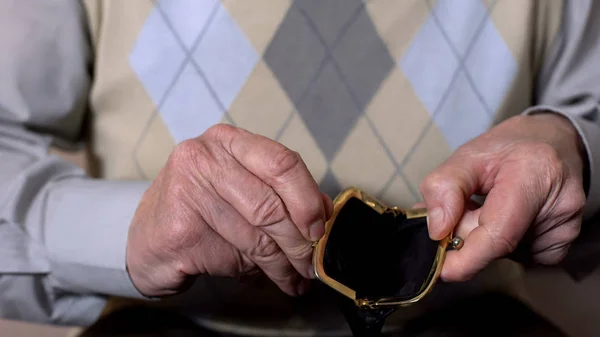 Älterer Mann Zeigt Leere Brieftasche Vor Laufender Kamera Armut Soziale — Stockfoto