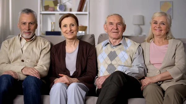 Fröhliche Senioren Die Auf Dem Sofa Sitzen Und Die Kamera — Stockfoto