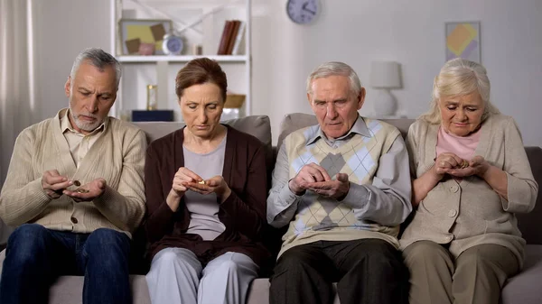 Depressive Arme Menschen Die Münzen Zählen Armutsproblem Staatliche Soziale Unterstützung — Stockfoto