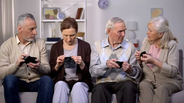 Ontevreden Oudere Mensen Zoek Lege Portefeuilles Gebrek Aan Geld Faillissement — Stockfoto