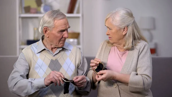 Elderly Couple Showing Empty Wallets Lack Money Social Support Problem — Stockfoto