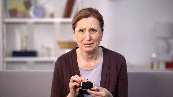 Desperate Crying Woman Showing Empty Purse Camera Pension Reform Credit — Stock Photo, Image