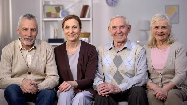 Zufriedene Ältere Menschen Die Vor Der Kamera Lächeln Zusammen Sitzen — Stockfoto