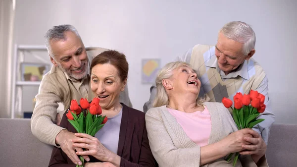 Γέροι Που Παρουσιάζουν Τσαμπιά Από Τουλίπες Στις Αγαπημένες Κυρίες Παγκόσμια — Φωτογραφία Αρχείου