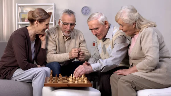 Ανώτεροι Φίλοι Που Παίζουν Σκάκι Στο Σπίτι Ελεύθερος Χρόνος Συνταξιοδότησης — Φωτογραφία Αρχείου