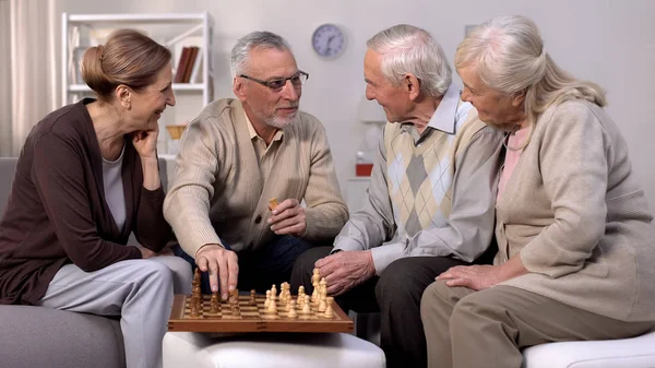 Glückliche Rentner Beim Gemeinsamen Schachspielen Pflegeheim Pensionsfreie Zeit — Stockfoto