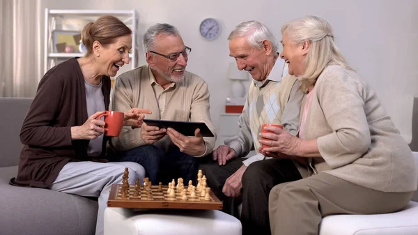 Lächelnde Rentner Die Gemeinsam Online Videotabletts Ansehen Schach Spielen Hobby — Stockfoto