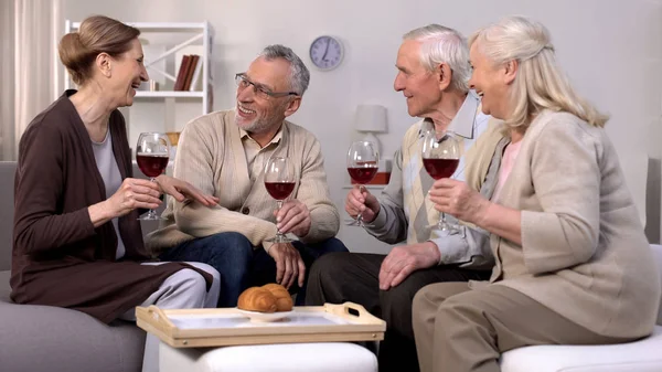 Alegre Amigos Ancianos Con Copas Vino Hablando Relajante Casa Tiempo —  Fotos de Stock