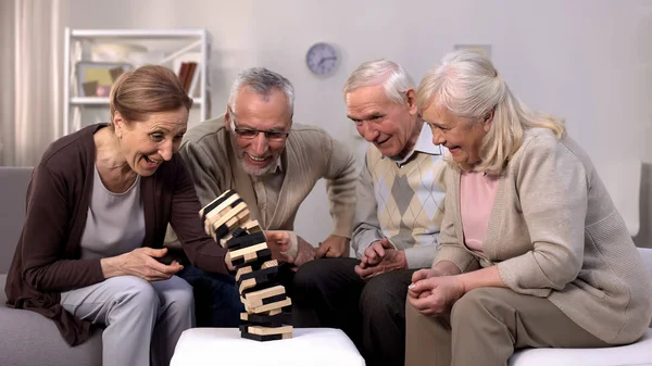 Ευτυχισμένοι Ώριμοι Άνθρωποι Που Παίζουν Επιτραπέζια Παιχνίδια Μαζί Νοσηλευτικό Σπίτι — Φωτογραφία Αρχείου