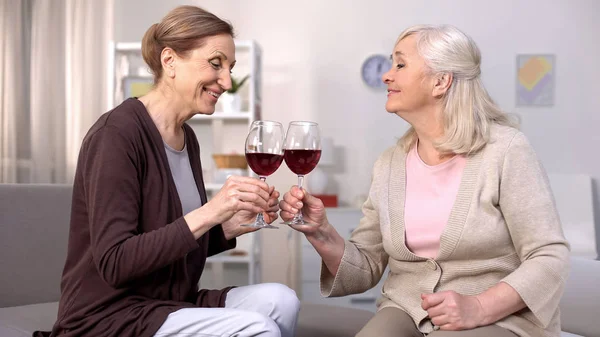 Maduras Amigas Tintineando Copas Vino Tinto Disfrutando Descanso Tranquilo Casa — Foto de Stock