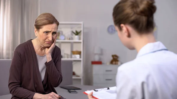Wanhopige Huilen Oude Dame Luisteren Vrouwelijke Arts Bespreken Van Diagnose — Stockfoto