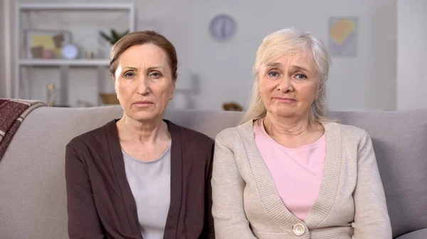 Forstyrrede Ældre Kvinder Ser Kamera Social Usikkerhed Pensionsreform Krise - Stock-foto