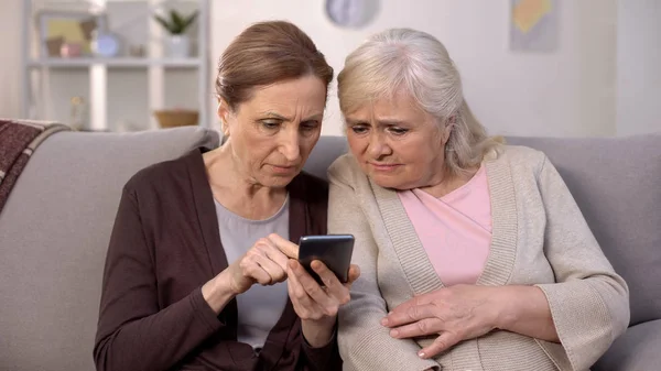 Zwei Erwachsene Damen Lernen Smartphone Wohnzimmersofa Alterstechnik — Stockfoto