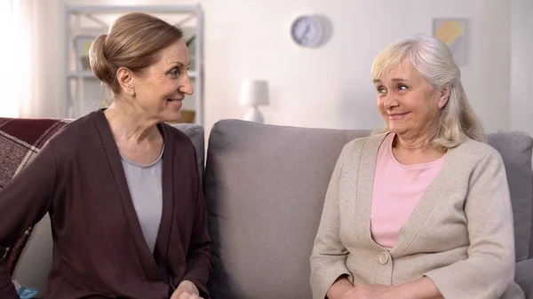 Lachende Senior Vrouwen Zoek Naar Elkaar Voorbereiding Verrassing Vriendschap Verbinding — Stockfoto