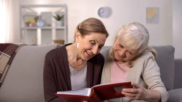 Ευτυχισμένες Γυναίκες Συνταξιούχοι Θαυμάζοντας Παλιές Φωτογραφίες Στο Άλμπουμ Συνταξιοδότηση Αναψυχή — Φωτογραφία Αρχείου