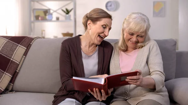 Positive Ältere Damen Suchen Albumfotos Sitzend Sofa Hause Fröhliche Freunde — Stockfoto