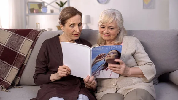 Seniorinnen Lesen Moderne Zeitschrift Sitzend Sofa Pflegeheim Freizeit Ruhe — Stockfoto