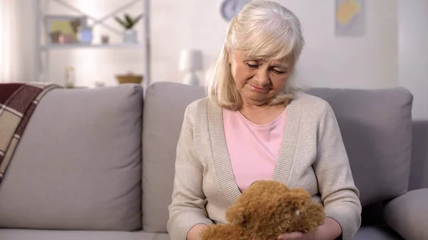 Mujer Anciana Infeliz Mirando Juguete Peluche Que Falta Familia Sintiéndose — Foto de Stock