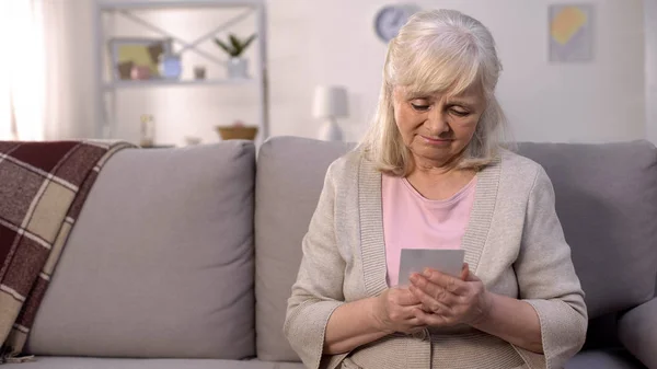 Μόνη Συνταξιούχος Γυναίκα Κοιτάζοντας Φωτογραφία Στα Χέρια Διαχωρισμός Απελπισία Θλίψη — Φωτογραφία Αρχείου