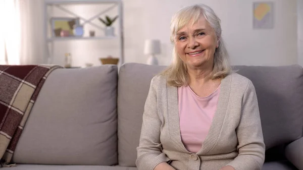Glad Sund Gammel Kvinde Smilende Kamera Sidder Sofa Pensionering Wellness - Stock-foto