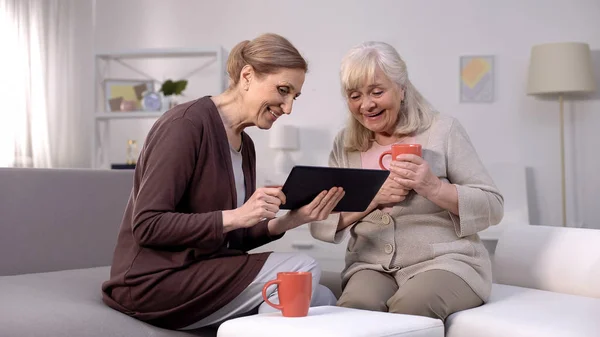 Fröhliche Reife Frauen Beim Ansehen Von Tablet Videos Shopping Anwendungen — Stockfoto