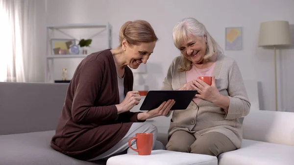 Glückliche Ältere Damen Beobachten Tablet Foto Online Anrufanwendung Kommunikation — Stockfoto