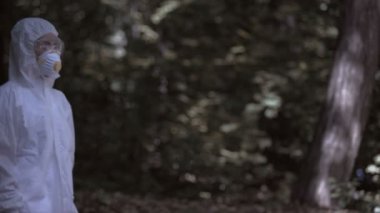 Kadın kimyagerlerin elinde hayat işareti, ayakta duran orman, nükleer silah, gezegen.