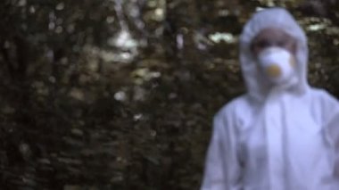 Geri dönüşüm, ekolojistlerin elinde geleceğin işaretidir. Bilim adamları plastik bardak atıklarını gösteriyor.