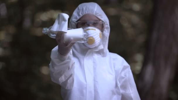 Ja zu Recycling-Schild in Forscherhänden, Frau zeigt Plastikflaschen — Stockvideo