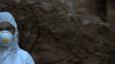 Güvenlik giysisi ve maske takan kadın kamera, yasak bölge, felaket