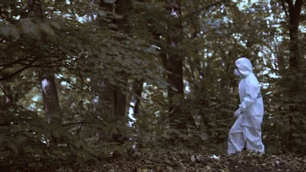 Ecologista feminina caminhando floresta abandonada, analisando mudanças ambientais, perigo — Vídeo de Stock