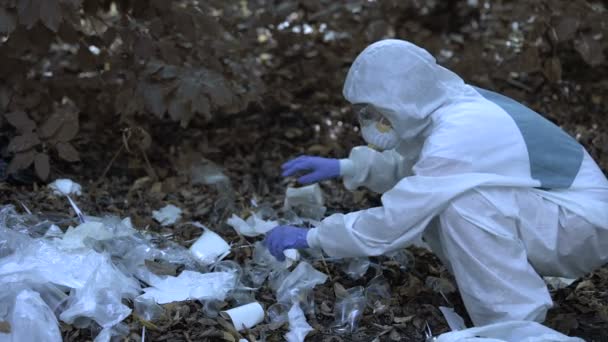 Öko-Freiwilliger in Schutzkleidung zerknüllt Plastikbecher und zeigt keine Geste — Stockvideo