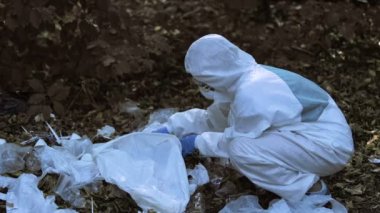 Gelecekteki kadın oyuncak gezegenine sarılıyor plastik çöplerin altında buluyor, zehirli kirlilik
