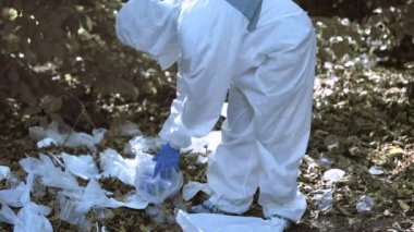 Dünya gezegenini plastik torbadan, çevre gününden temizlemeye gönüllü.