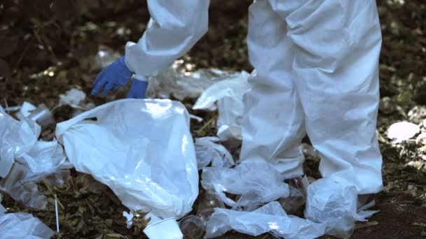 Женщина-эколог забирает планету Земля из леса пластиковых свалок, потребление — стоковое видео
