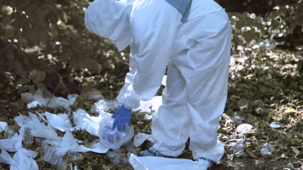 生态志愿者从塑料袋中取出地球，世界环境日 — 图库视频影像