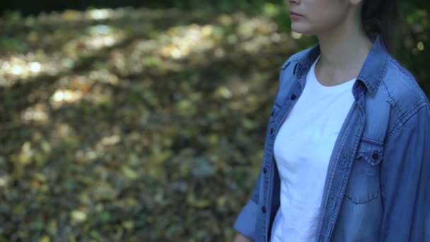 Onverschillige vrouwelijke gooien plastic zak in het park, giftige milieuvervuiling — Stockvideo