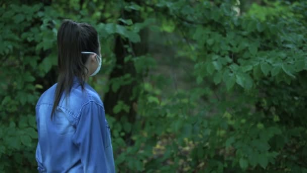 Молодая женщина в защитной маске, токсичное будущее, загрязнение атмосферы, экология — стоковое видео