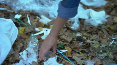 Kadın eli buruşmuş plastik cam, atık madde, kirlilik azalması, ekoloji