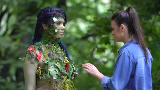 Kvinnliga stroking blommor beundra naturen skönhet, jord personifikation samband — Stockvideo