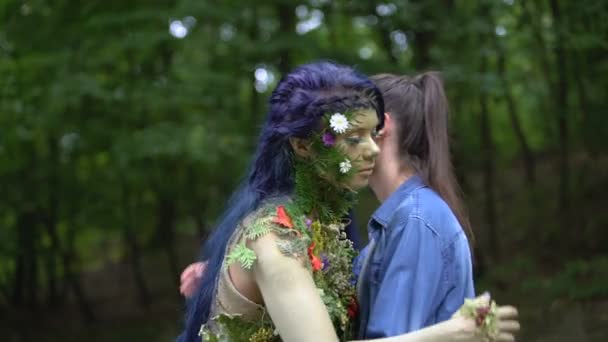 Personificación de la naturaleza y la mujer joven abrazo de pie al aire libre, ecología — Vídeos de Stock